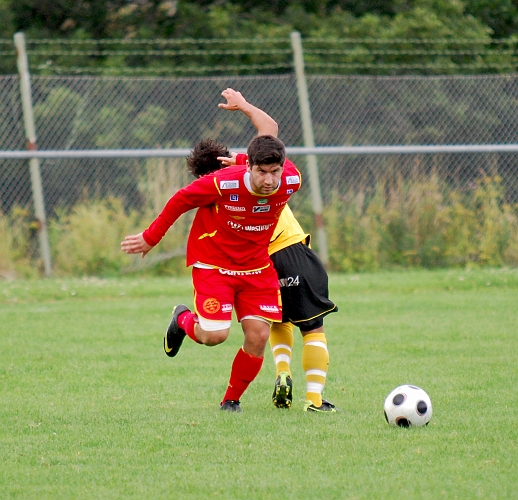 2010_0802_07.JPG - Bewar Mohammad får frispark efter fasthållning från den Syrianska spelaren