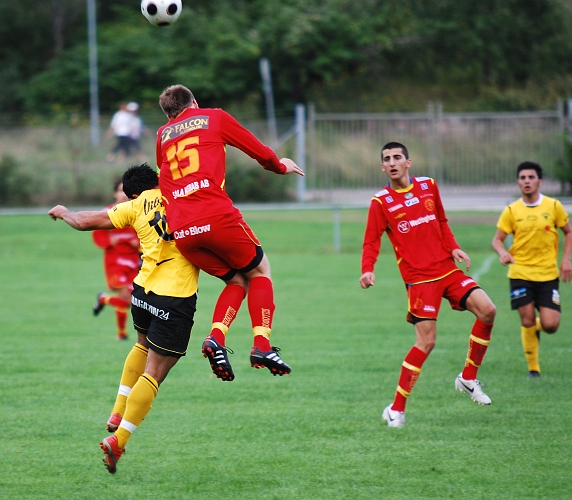 2010_0802_08.JPG - Arton Bekaj i nickduell med den Syrianska mittbacken