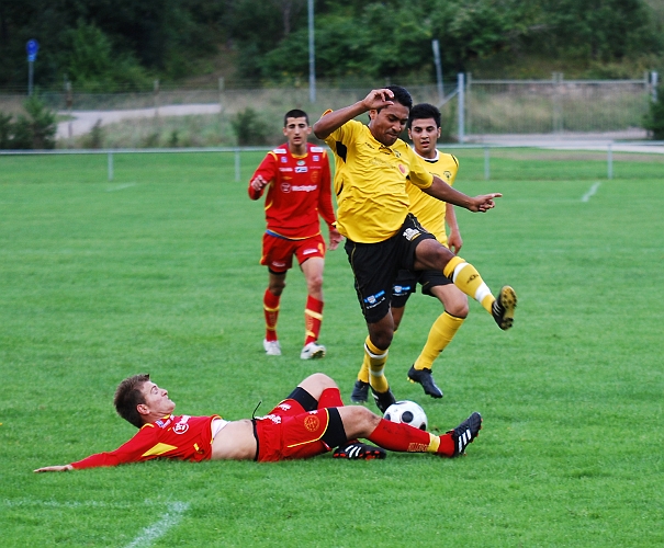 2010_0802_09.JPG - Jonas Hammerlund på väg igenom när Syrianska backen gör en glidbrytning
