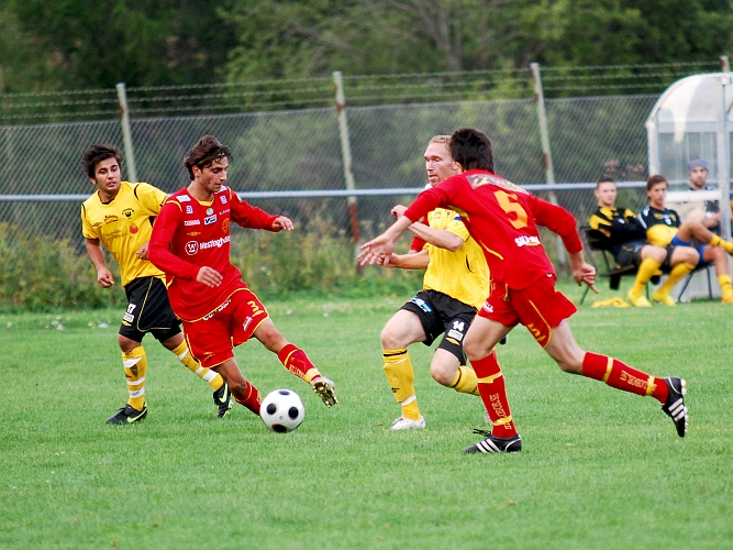2010_0802_10.JPG - Mikael Wiker försöker med ett instick mellan försvararna