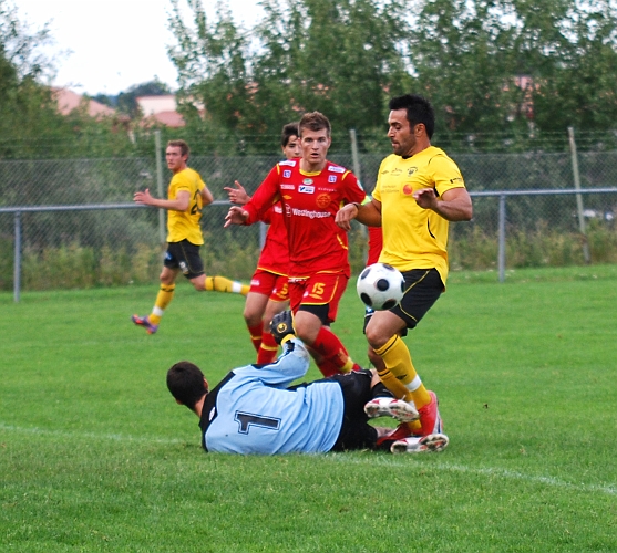 2010_0802_11.JPG - Arton Bekaj har en bra chans men målvakten lyckas få bollen till hörna