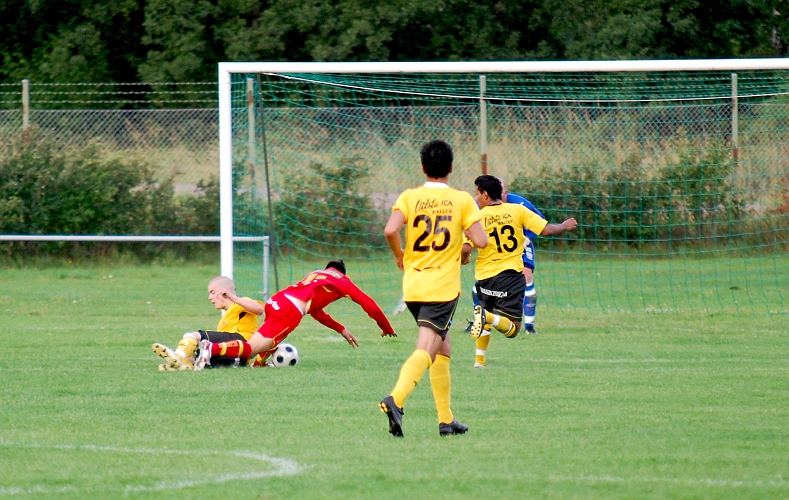 2010_0802_19.JPG - Syrianska får frispark efter att Gustav Gustavsson rivit ner en spelare
