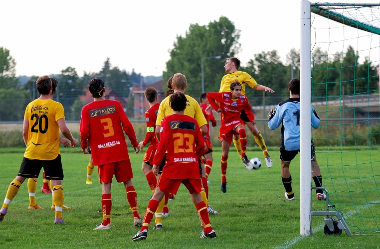2010_0802_23.JPG - En hörna för Södra där bollen går över alla spelare