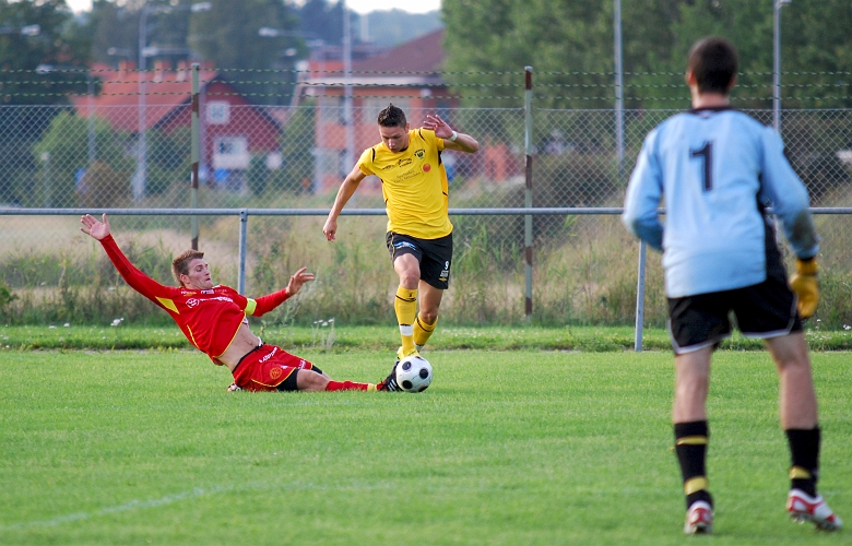 2010_0802_24.JPG - Miralem Malic dribblar sig förbi den Syrianska backen och avancerar mot målet