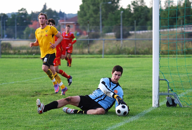 2010_0802_25.JPG - Dennis Jansson hade ett bra läge men målvakten lägger handskarna på bollen