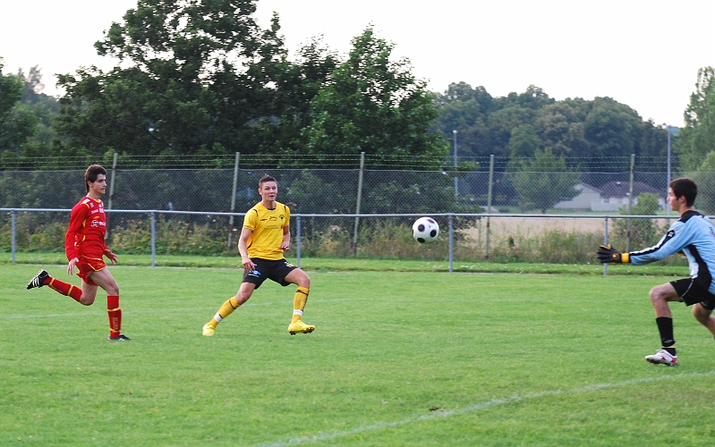 2010_0802_31.JPG - Miralem Malic lägger in bollen vid sidan av målvakten, 5-1 till Södra