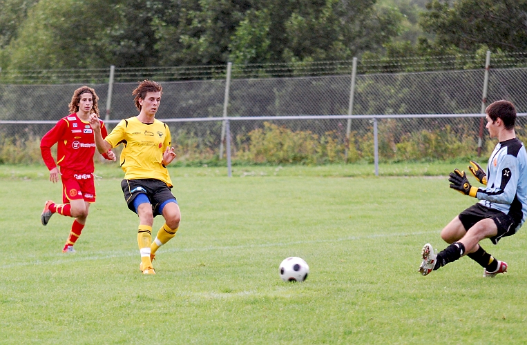 2010_0802_33.JPG - Rio Babovic får ett bra läge men bollen går precis utanför stolpen
