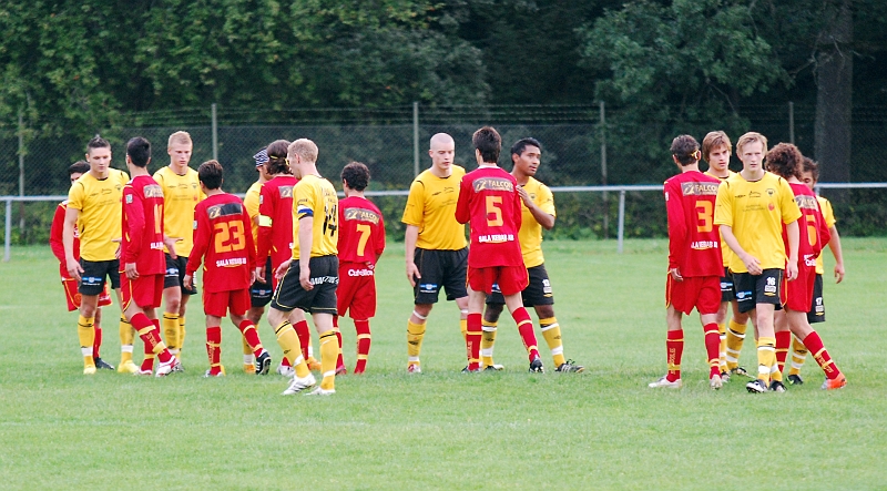 2010_0802_36.JPG - Spelarna tackar varandra efter matchen