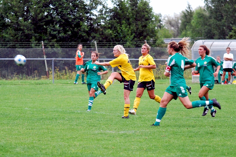 2010_0803_08.JPG - Elin Bergkvist provar med ett skott i höjd med straffområdeslinjen