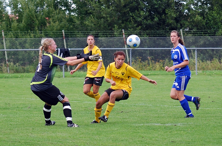 2010_0805_01.JPG - Betty Blixt nickar bollen förbi målvakten . . . .