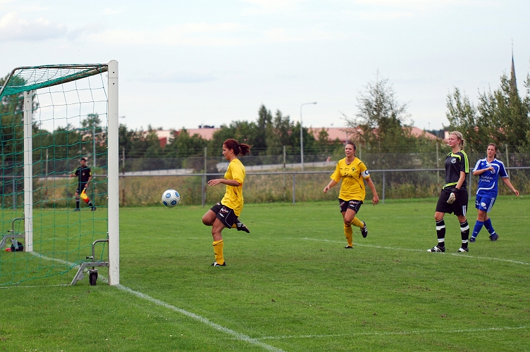 2010_0805_02.JPG - . . . . och kan enkelt göra 1-0 till Södra redan i 4:e minuten