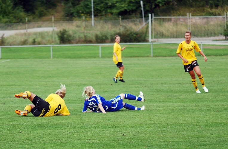 2010_0805_03.JPG - Amanda Segerstedt gick in lite för tufft i närkampen och domaren blåser frispark för Frövi
