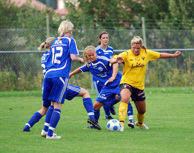 2010_0805_04.JPG - Ida Sörén är satt under hård press från Frövi försvaret