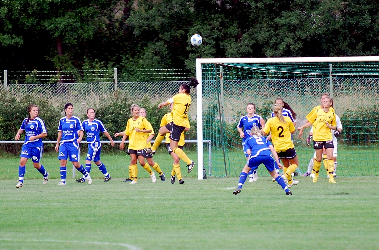 2010_0805_05.JPG - Elin Segerstetdt nickar undan bollen efter en Frövi hörna