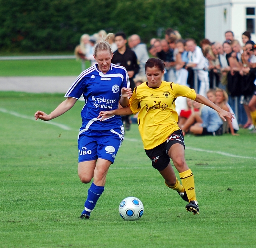 2010_0805_10.JPG - Betty Blixt vinner en närkamp mot Frövi försvararen