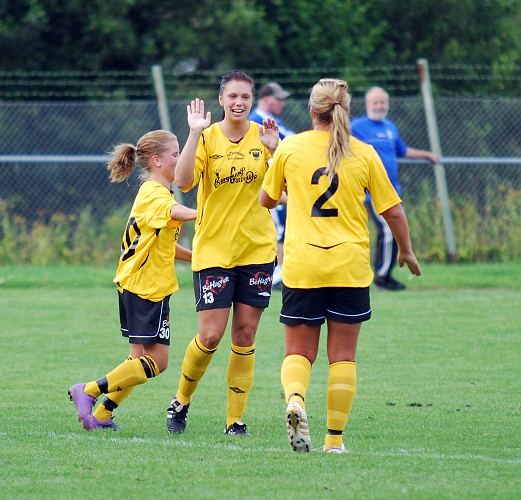 2010_0805_12.JPG - Glada Södratjejer efter 2-0 målet