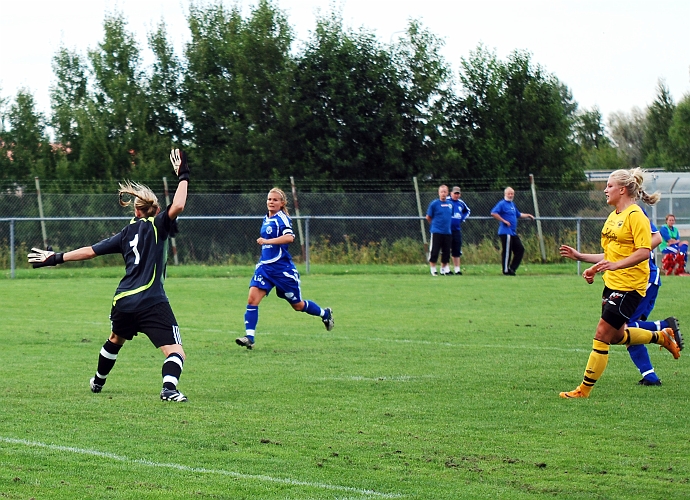 2010_0805_13.JPG - Frövi målvakten gör en benparad på Amanda Segerstedt's skott och bollen går till hörna