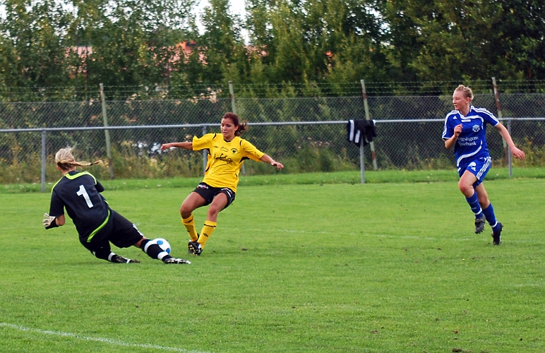 2010_0805_16.JPG - Betty Blixt har friläge med målvakten som gör en bra räddning