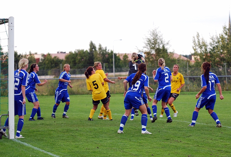 2010_0805_17.JPG - Frövi målvakten boxar undan bollen efter en hörna . . . .