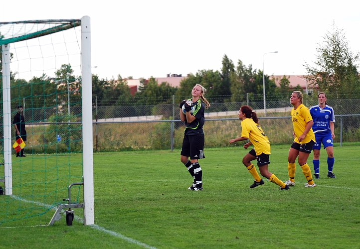 2010_0805_18.JPG - . . . . det blir lite rörigt i straffområdet men till slut kan Frövi målvakten få kontroll på bollen