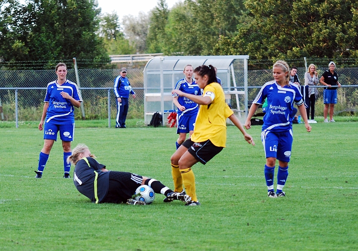 2010_0805_19.JPG - Elin Segerstedt får ett bra läge framför målvakten som återigen gör en bra räddning