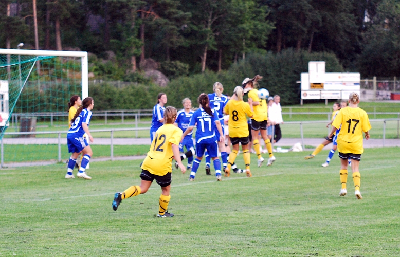 2010_0805_21.JPG - Mycket folk framför målet efter en hörna för Södra