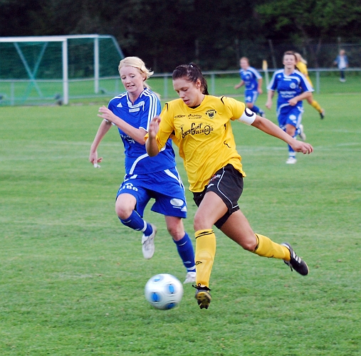 2010_0805_22.JPG - Elin Segerstedt tar sig förbi på utsidan av frövi försvararen