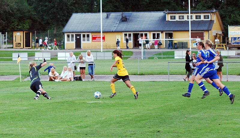 2010_0805_23.JPG - Betty Blixt har ett gyllene läge att avgöra matchen men målvakten gör en bra räddning