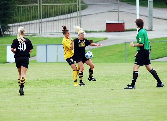 2010_0807_05.JPG - Karolina Björklund låter inte Skiljebospelaren vända upp med bollen