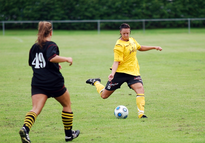 2010_0807_08.JPG - Elin Segerstedt avslutar mot mål