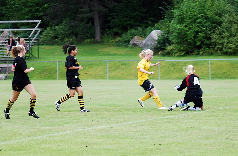 2010_0807_12.JPG - Skiljebo's målvakt hinner ut på bollen precis före Rebecca Skog
