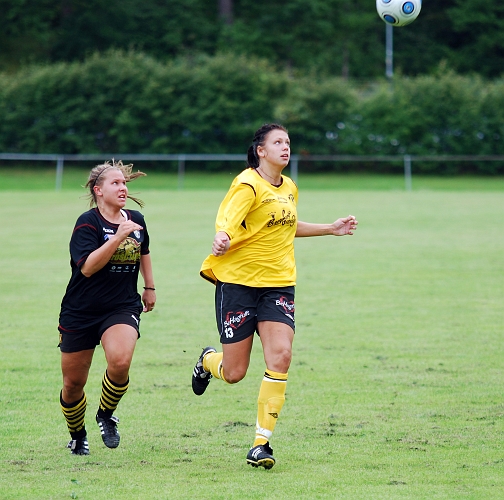 2010_0807_13.JPG - Båda spelarna har blicken fäst mot bollen