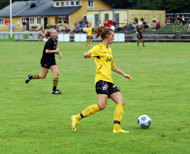 2010_0807_16.JPG - Karolina Björklund söker passning in mot målområdet