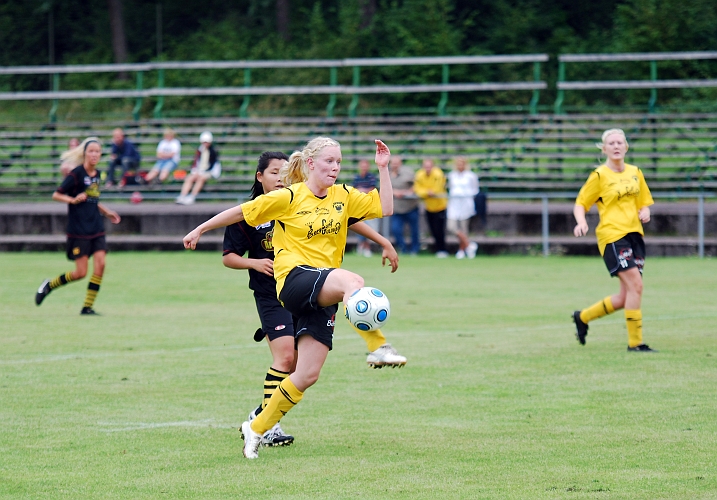 2010_0807_18.JPG - Rebecca Skog får lite snedträff på bollen, som går utanför målet