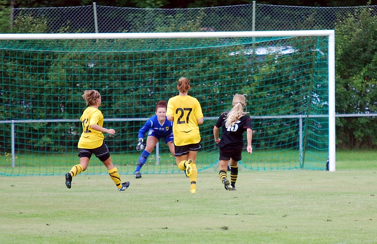 2010_0807_19.JPG - Skiljebo får läge till kvittering men Södra's målvakt Ellinore Boy räddar