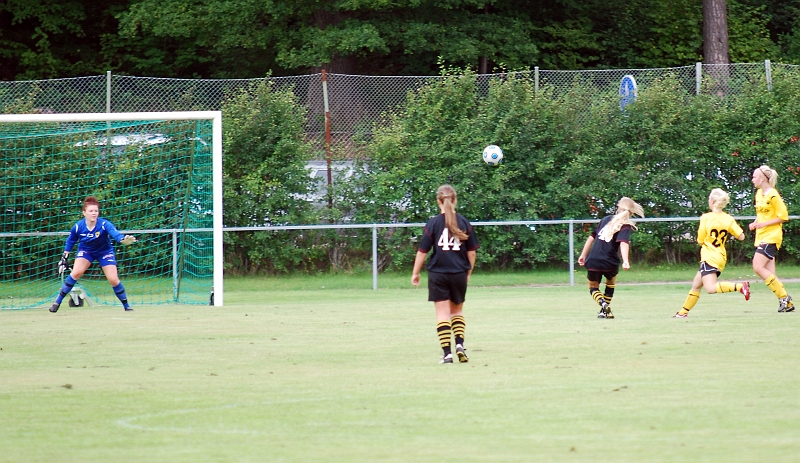 2010_0807_22.JPG - I halvlekens sista sekund får Skiljebo en målchans . . . .