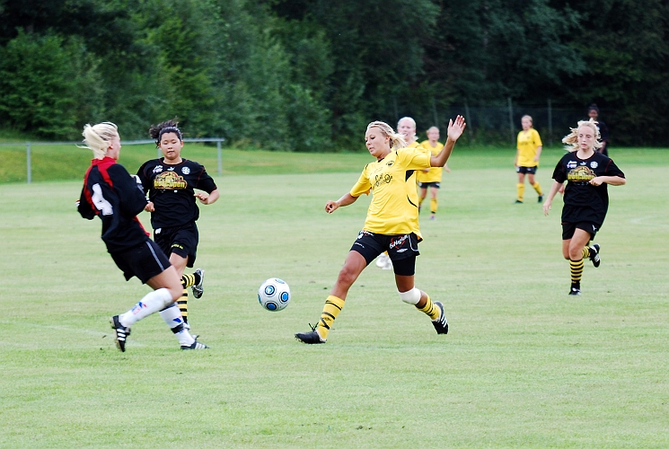 2010_0807_24.JPG - Linn Simonsson hinner ta bollen precis före men blir i nästa situation fälld av målvakten. Straff för Södra