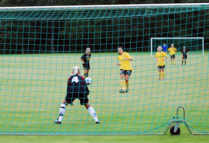 2010_0807_25.JPG - Elin Segerstedt slår straffen mitt på målvakten . . . .