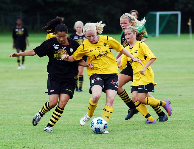 2010_0807_27.JPG - Rebecca Skog i närkamp om bollen