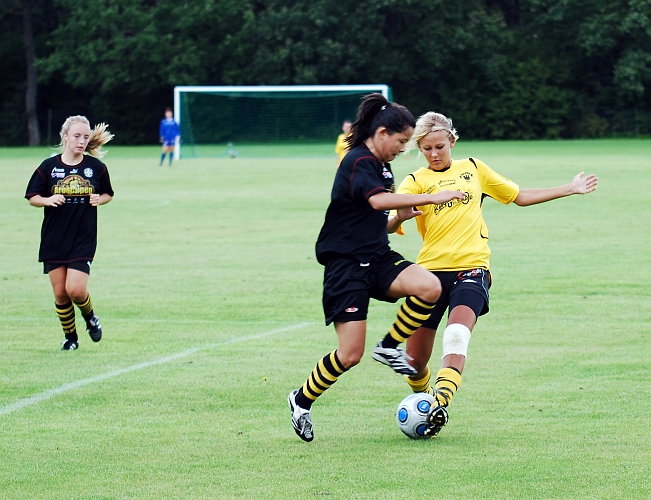 2010_0807_28.JPG - Linn Simonsson försöker komma förbi Skiljeboförsvararen