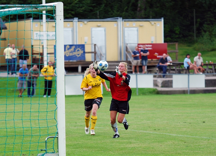 2010_0807_30.JPG - . . . . men målvakten hinner tillbaka och plockar in bollen