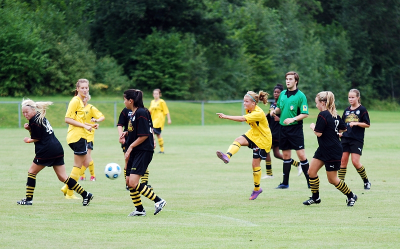 2010_0807_35.JPG - Ida Asp testar med ett långskott men bollen går utanför målet