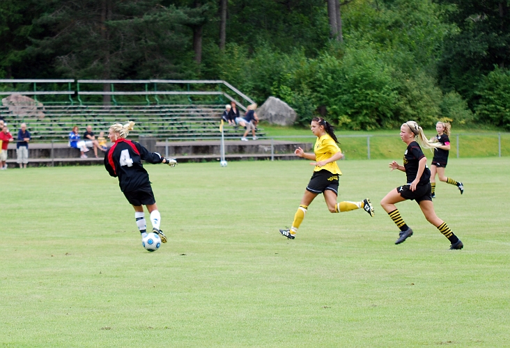 2010_0807_39.JPG - . . . . och rullar elegant in bollen förbi målvakten. 5-2 till Södra