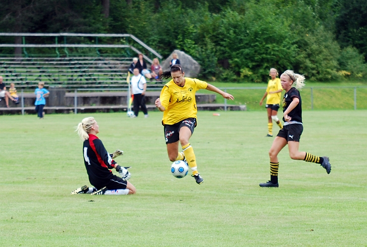2010_0807_40.JPG - Elin Segerstedt rundar målvakten med hög fart . . . .