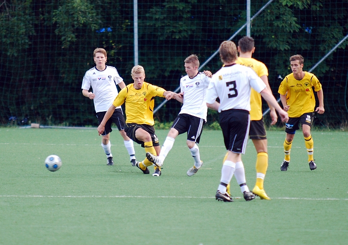 2010_0813_03.JPG - Filip Stjernfeldt sätter press på BK30 spelaren