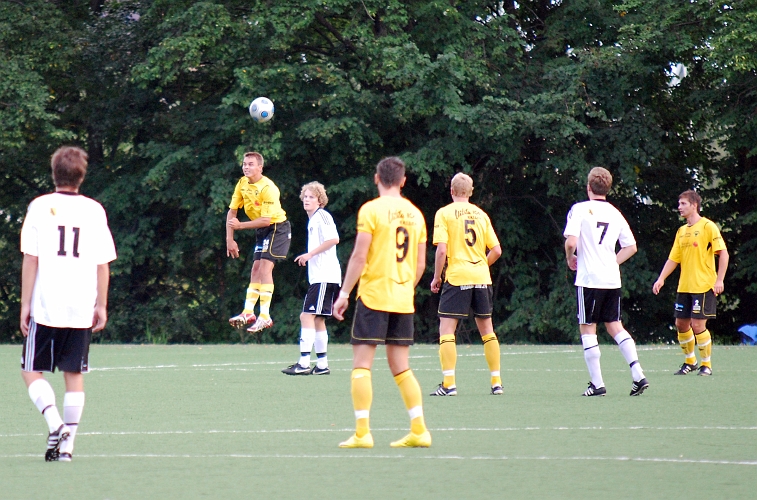 2010_0813_12.JPG - Patrik Palmqvist nickar undan bollen efter ett inlägg