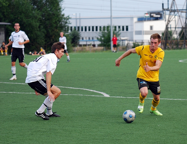 2010_0813_20.JPG - Dennis Jansson utmanar BK30 backen i straffområdet . . . .