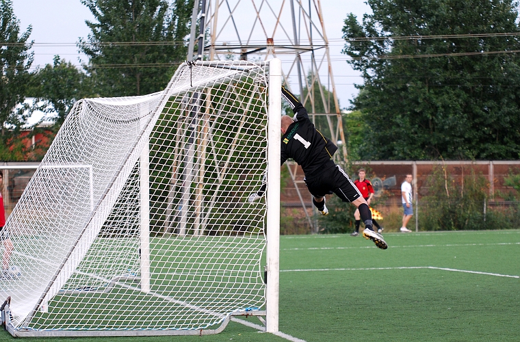2010_0813_26.JPG - Wiker skjuter frisparken men bollen går över målet