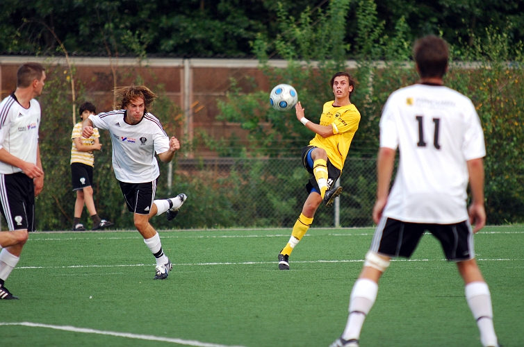 2010_0813_28.JPG - Rio Babovic testar med ett skott från yttre kanten av straffområdet