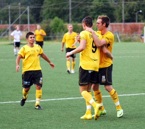 2010_0813_34.JPG - Glada Södraspelare efter 2-0 målet